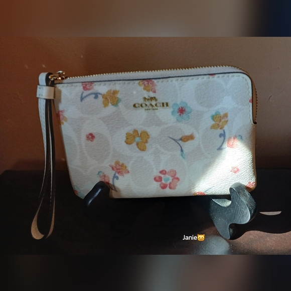 Coach Floral Signature Canvas corner zip Wristlet - Picture 2 of 8